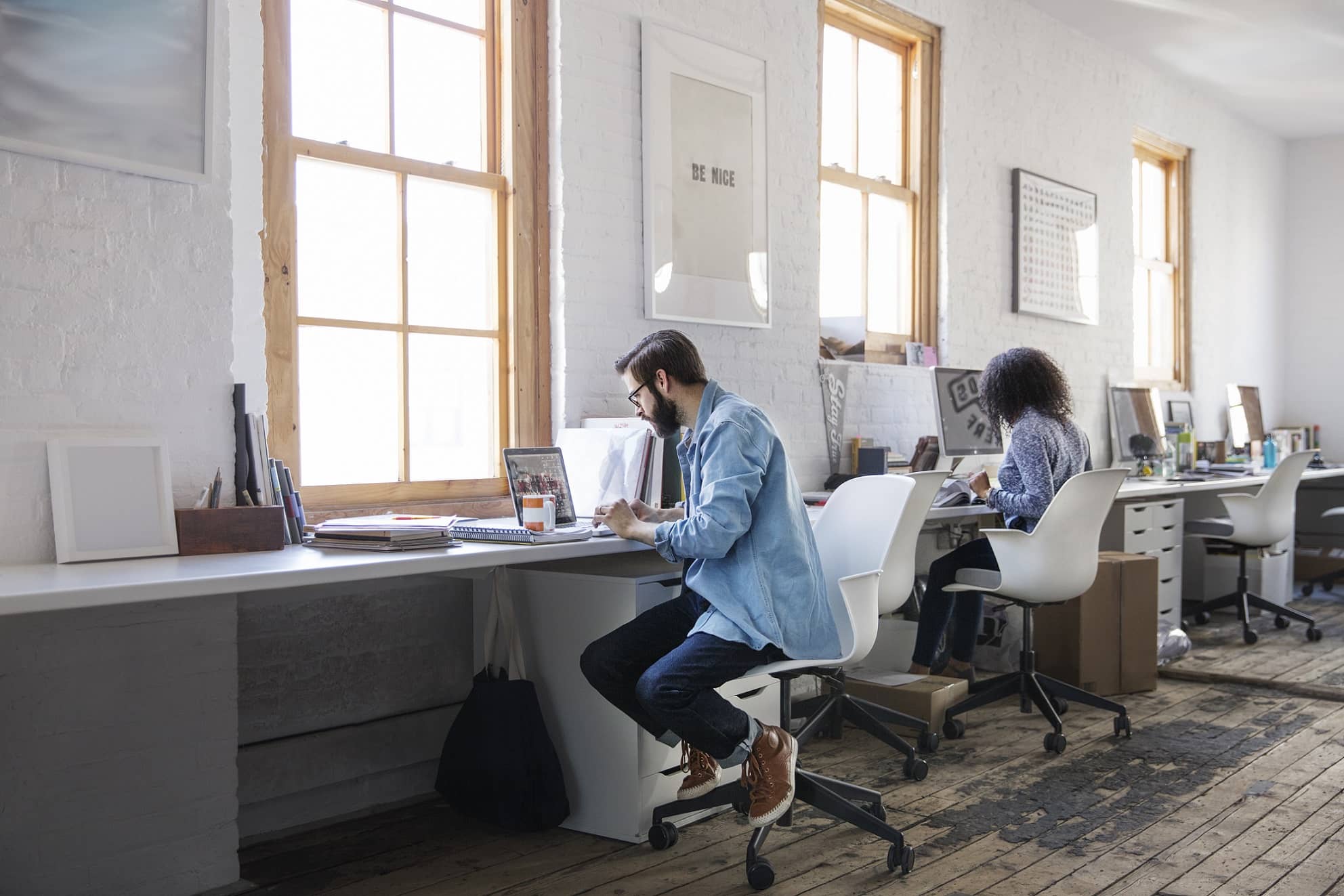 business-people-working-at-desk-in-creative-office-VEEBVWF.jpg